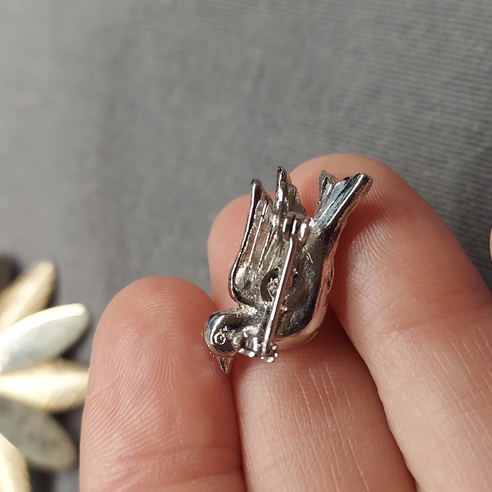 Lapel Hat pin  Bird / Dove Silver Tone  Pin Back  Clear Stones - Picture 4 of 4